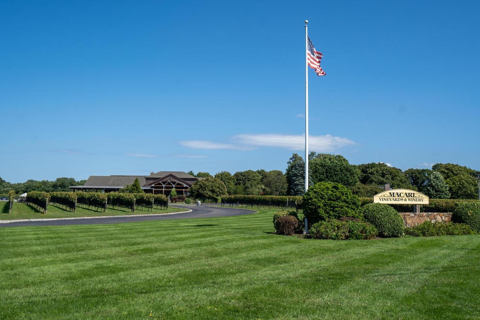 Large Modern North Fork Barn:Vineyards In Backyard, Harbes Farms Villa Mattituck Eksteriør billede